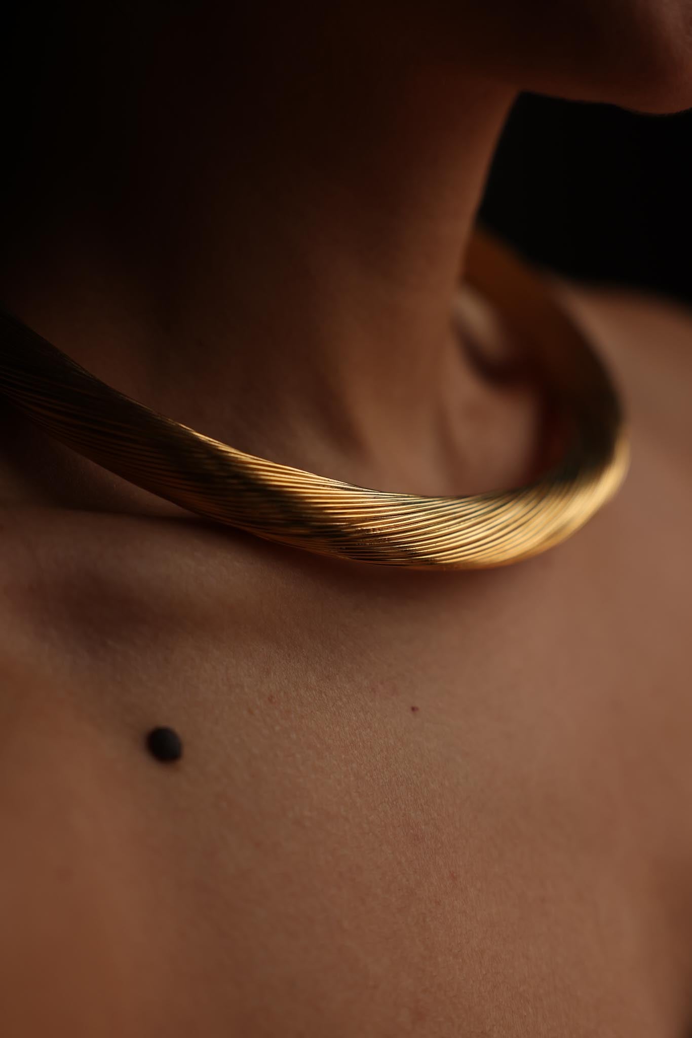Gold-Toned Heavy Wire Choker Necklace (Medium Size)|Vintage Baazaar 