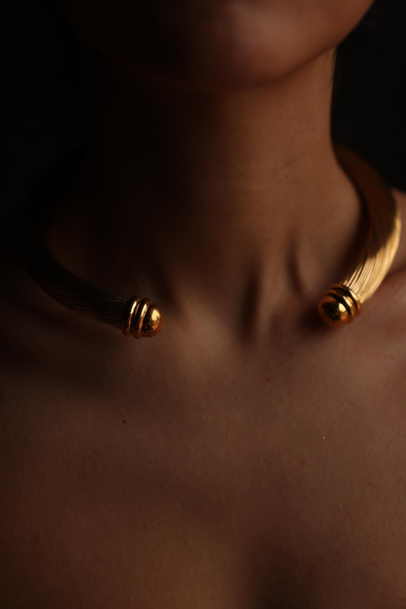 Gold-Toned Heavy Wire Choker Necklace (Medium Size)|Vintage Baazaar 