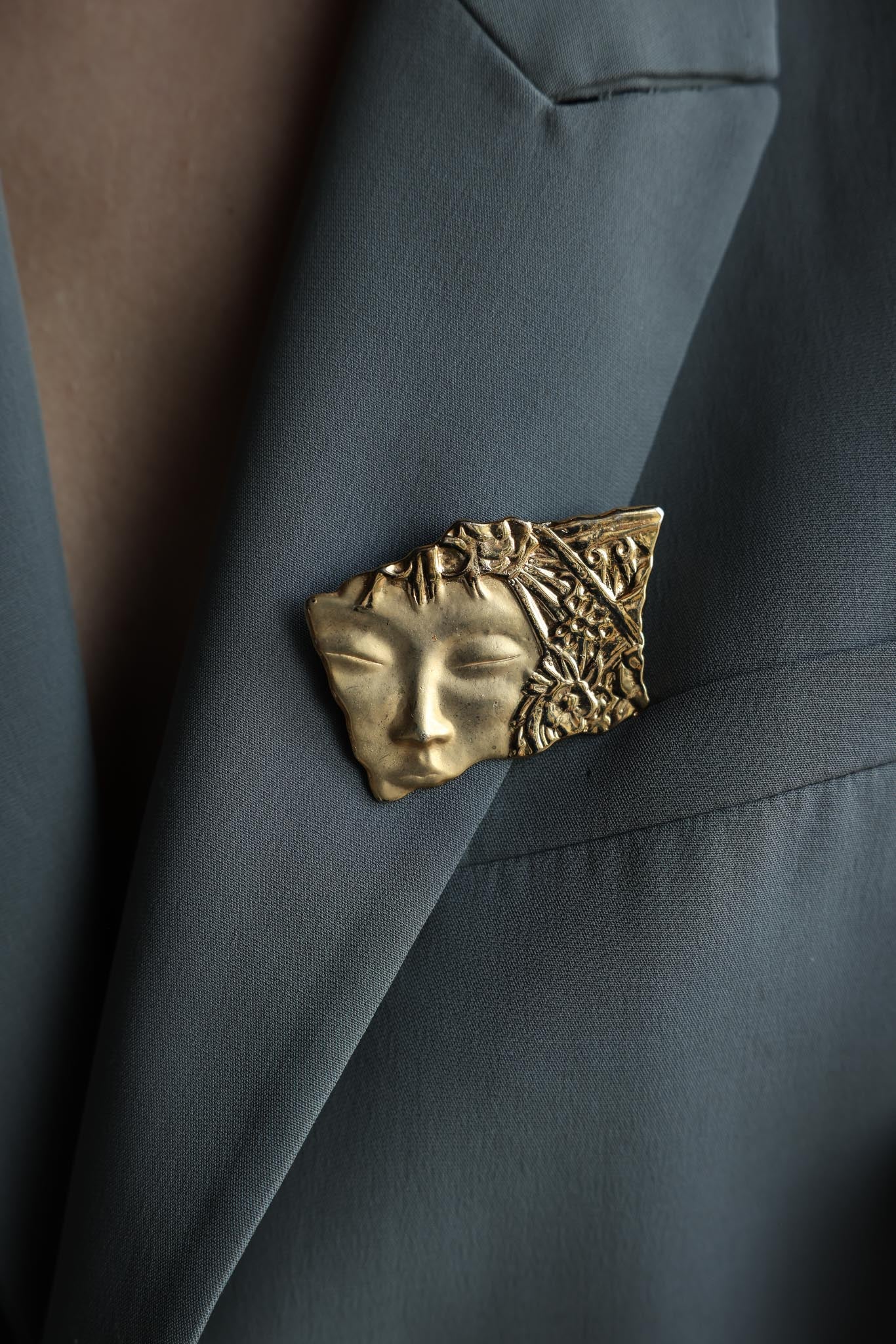Gold-Tone Face Brooch|Vintage Baazaar 