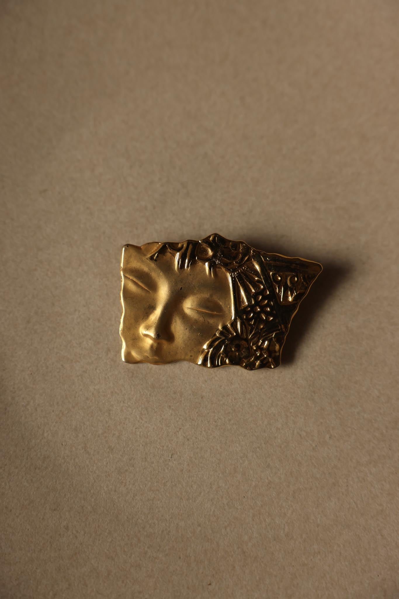 Gold-Tone Face Brooch|Vintage Baazaar 