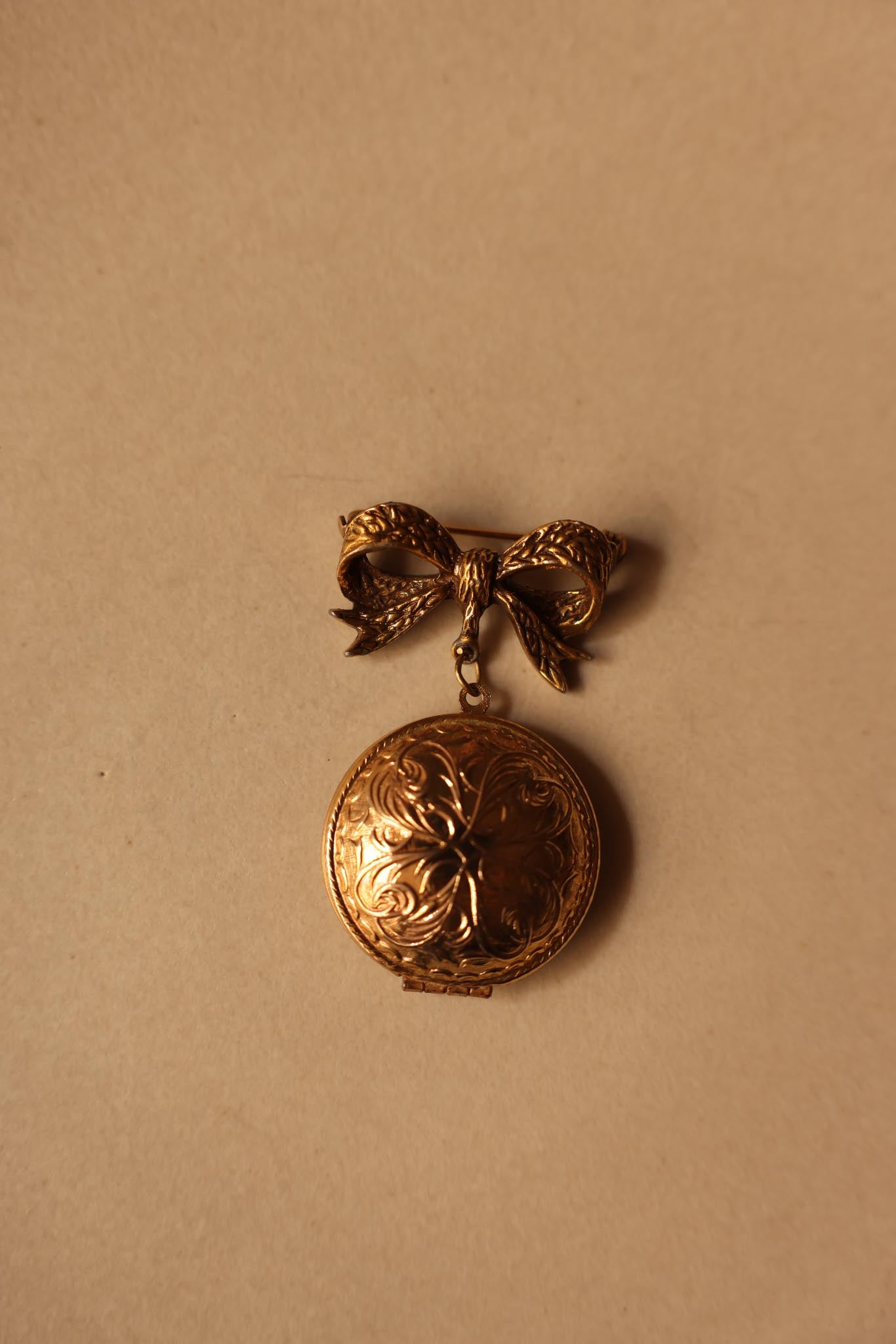 Gold-Toned Bow Photo Locket Brooch|Vintage Baazaar 