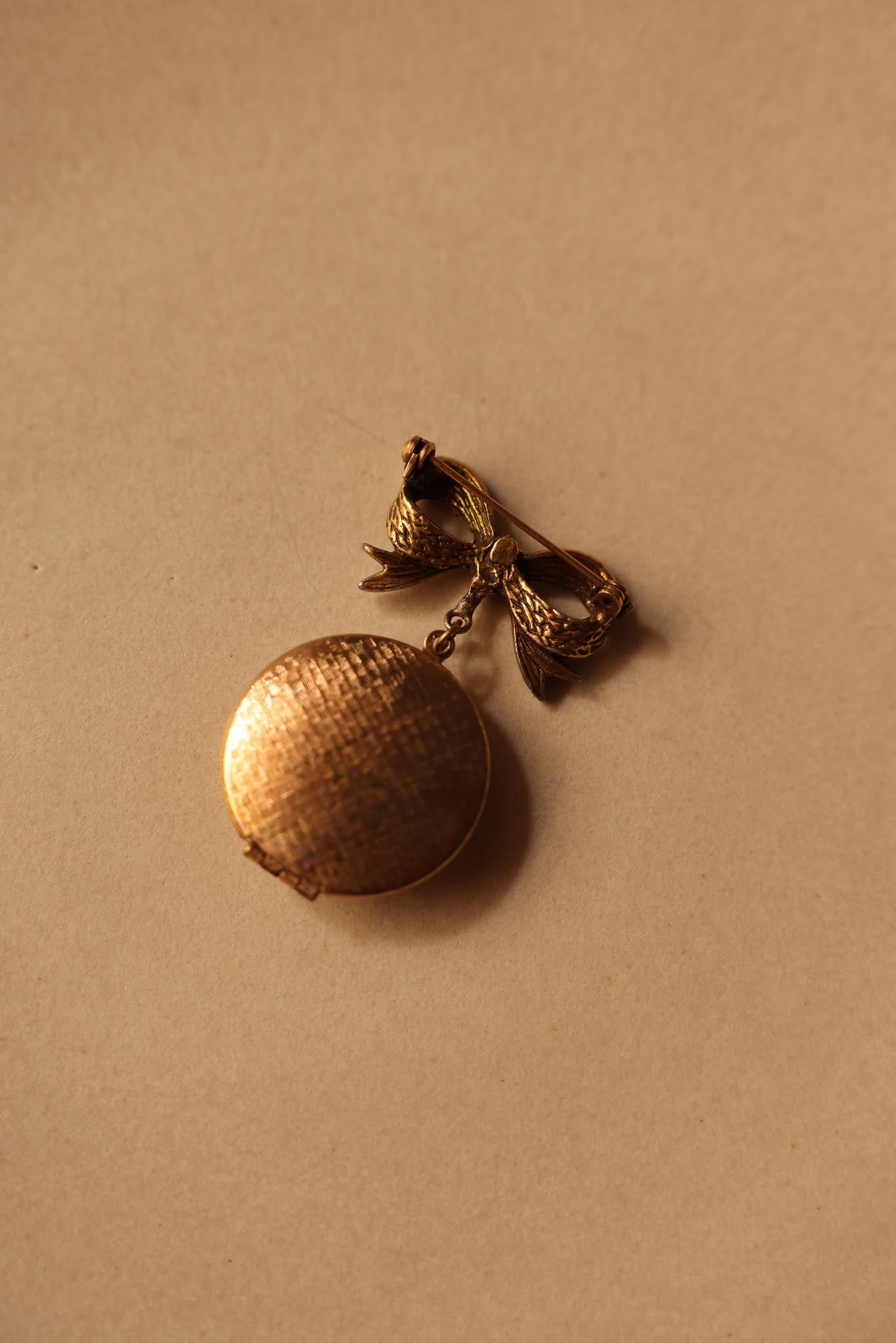 Gold-Toned Bow Photo Locket Brooch|Vintage Baazaar 