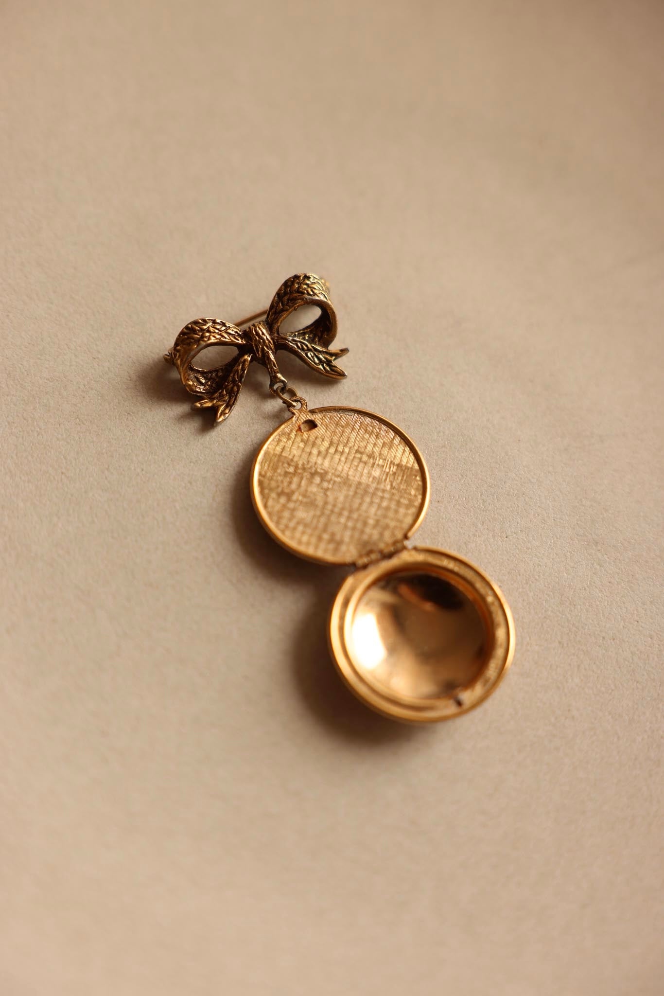 Gold-Toned Bow Photo Locket Brooch|Vintage Baazaar 