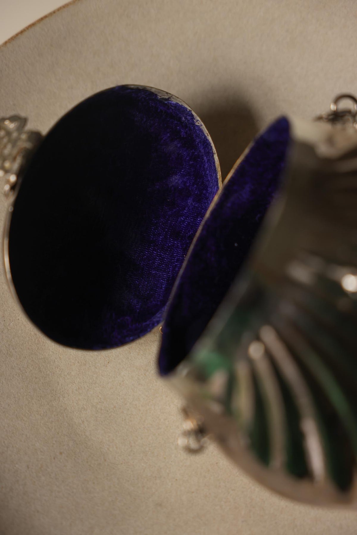 1920s Silver Tone Clamshell Clutch
