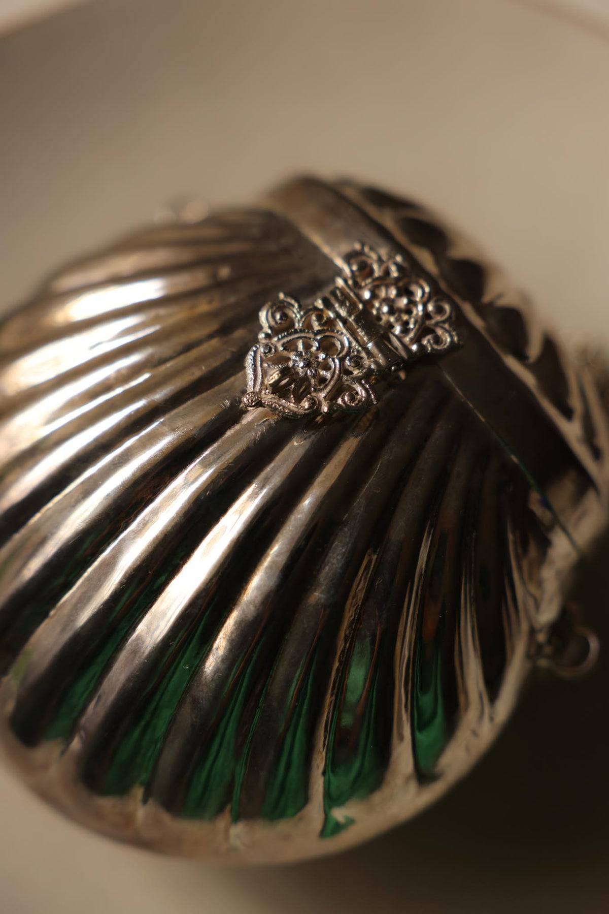 1920s Silver Tone Clamshell Clutch