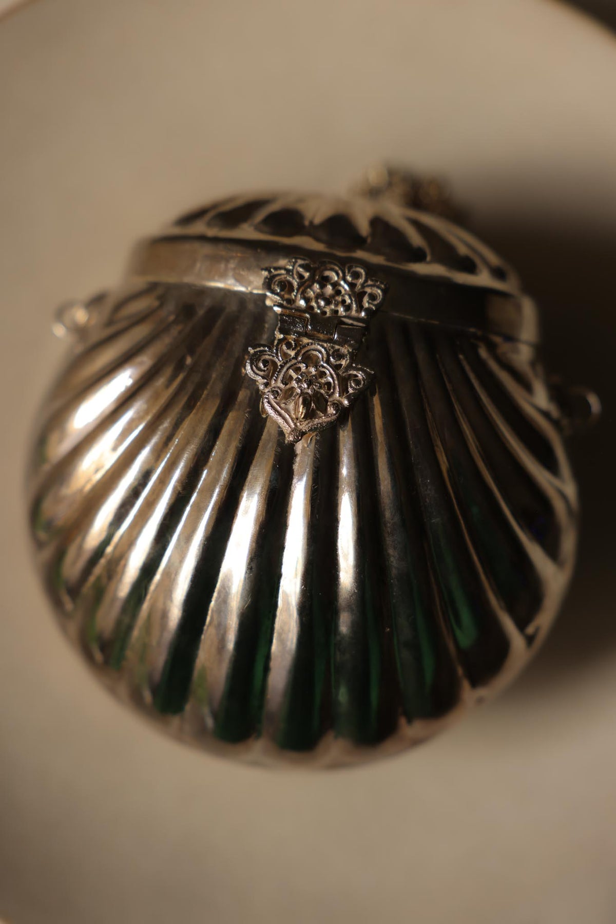 1920s Silver Tone Clamshell Clutch