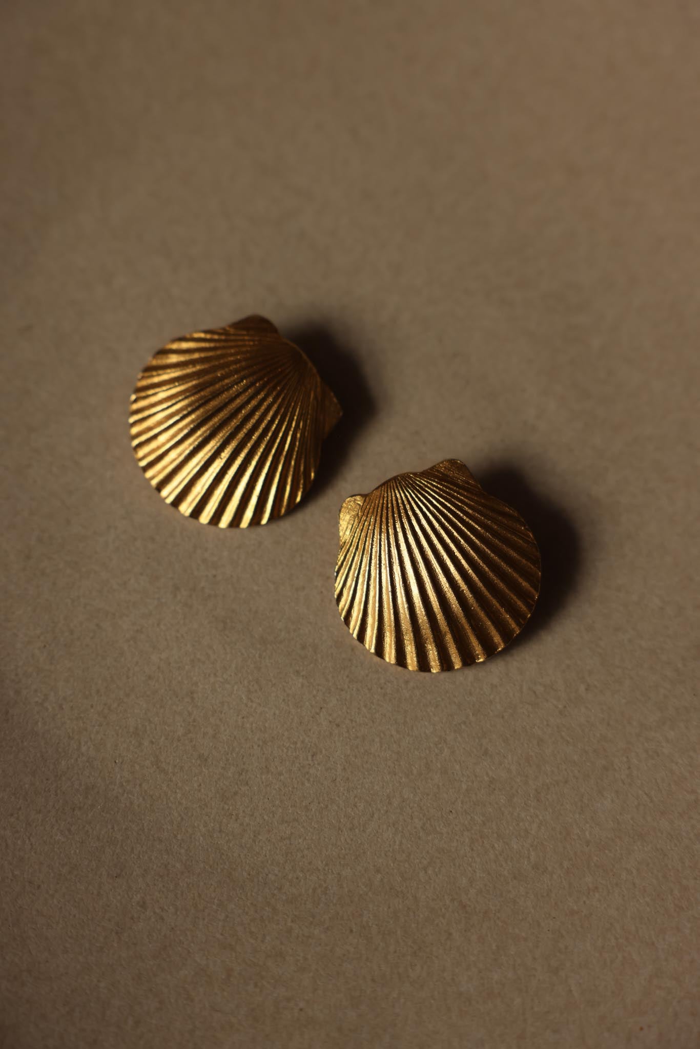 Gold-Tone Shell Clip-On Earrings - 1980s|Vintage Baazaar 