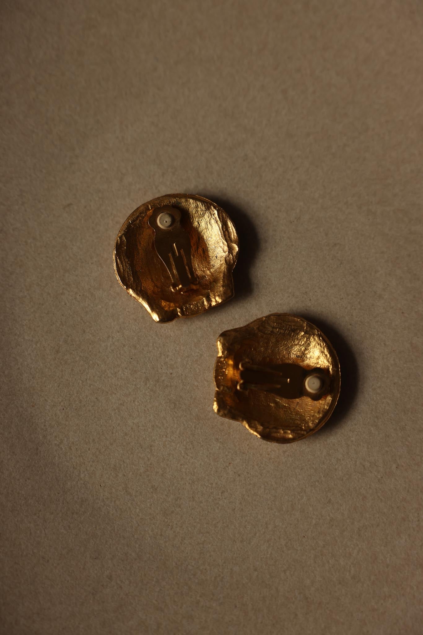 Gold-Tone Shell Clip-On Earrings - 1980s|Vintage Baazaar 