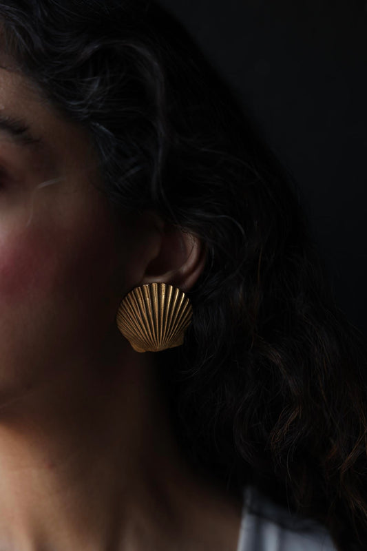 Gold-Tone Shell Clip-On Earrings - 1980s|Vintage Baazaar 