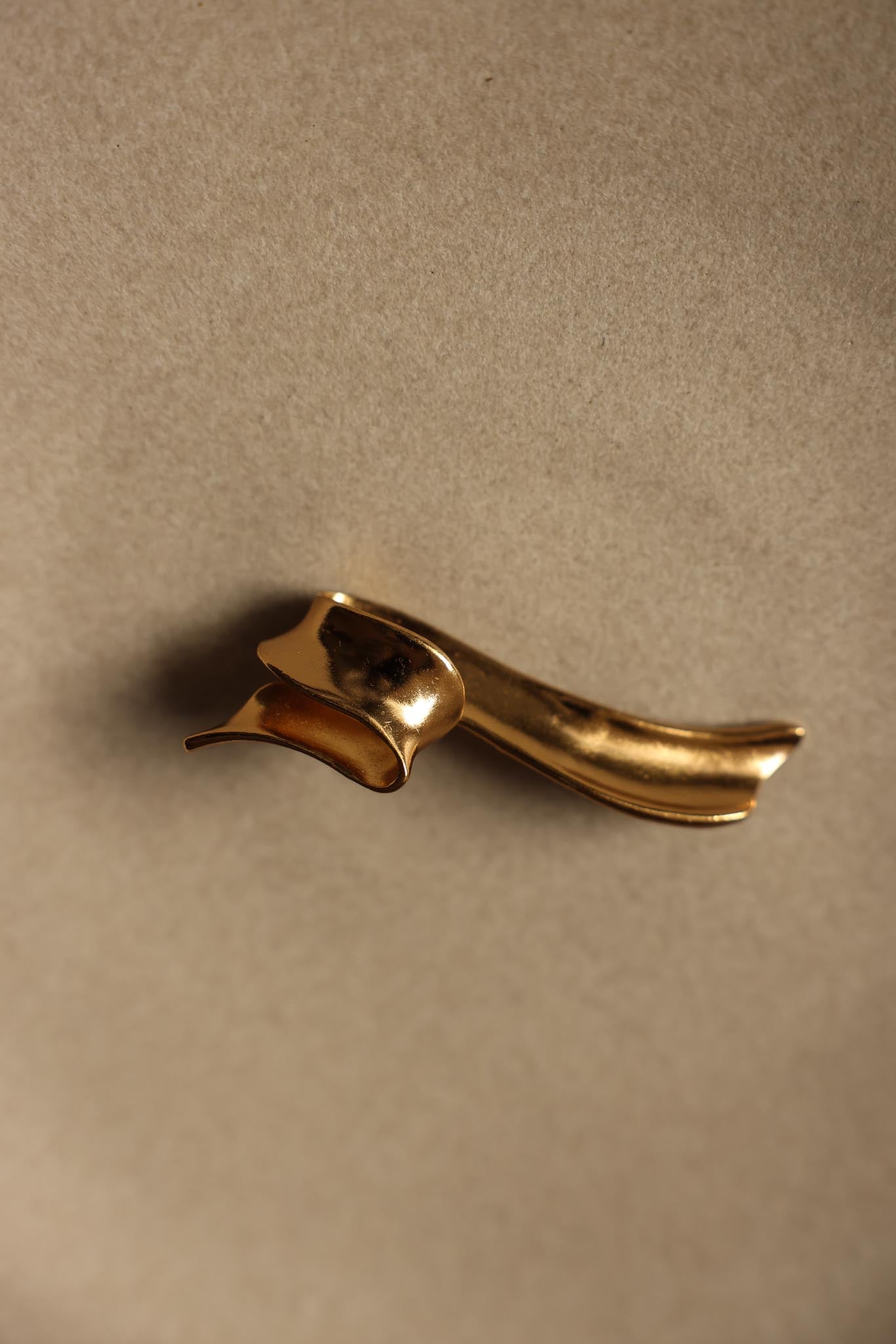 Brushed Gold Brooch Avon - 1980s|Vintage Baazaar 