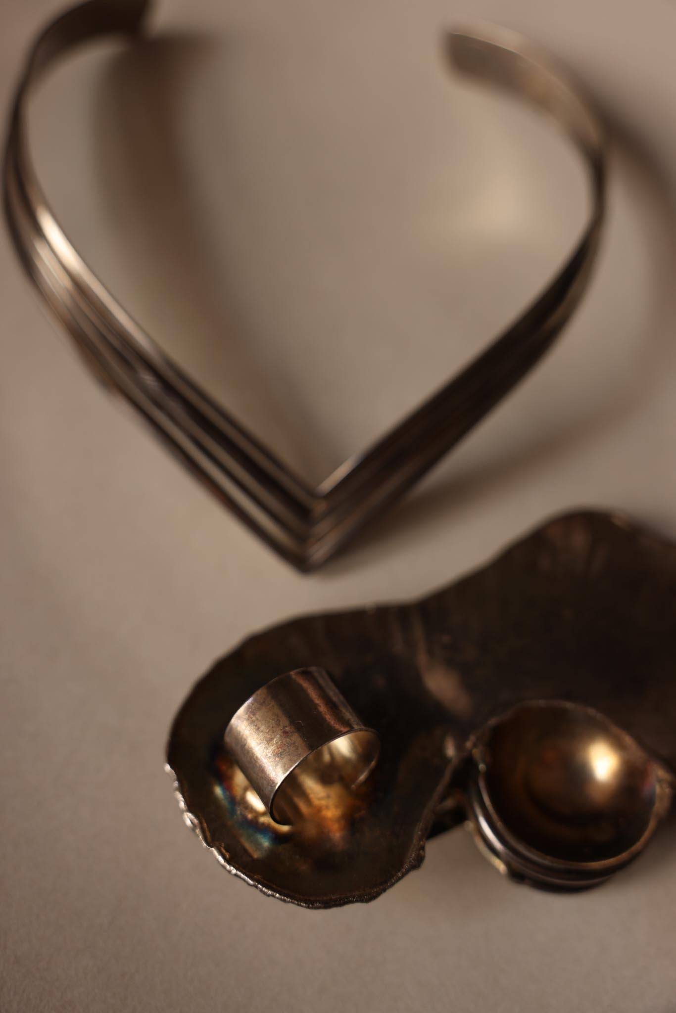 Silver-Tone Collar Necklace with Oversized Pendant|Vintage Baazaar 