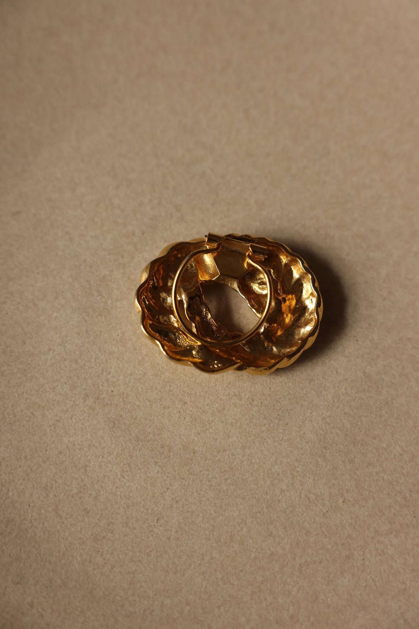 Gold-Tone Twisted Rope Scarf Clip|Vintage Baazaar 