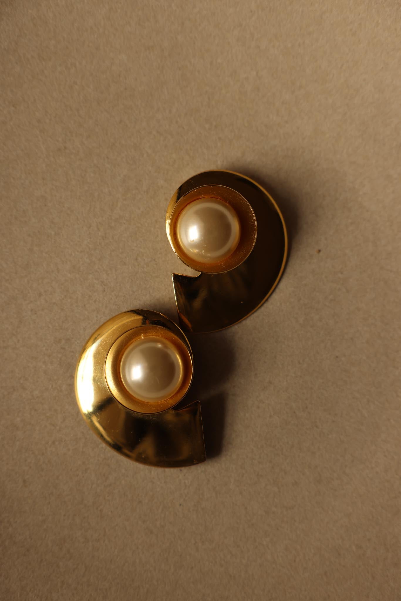 Gilded Swirl Pearl Clip-On Earrings|Vintage Baazaar 