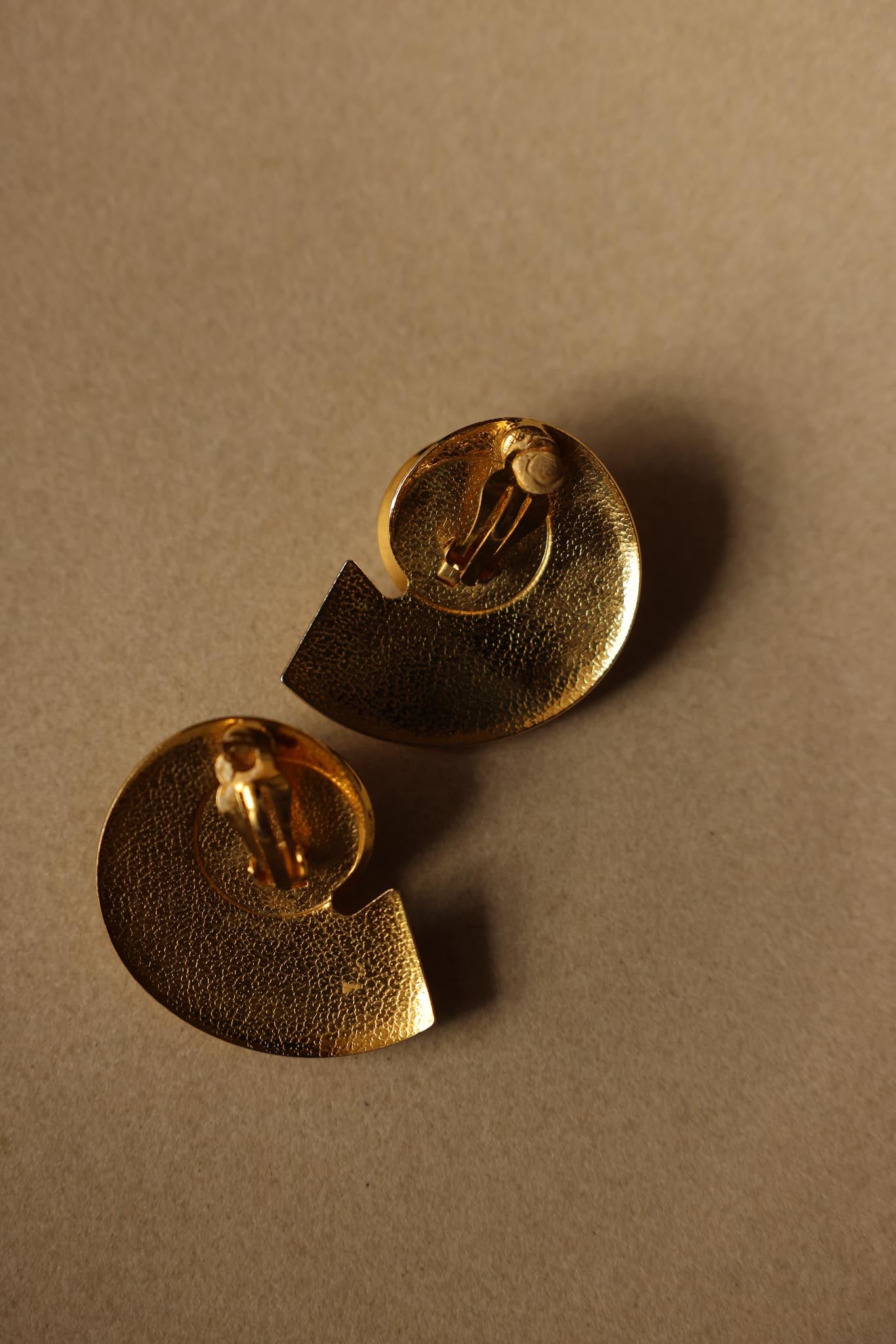 Gilded Swirl Pearl Clip-On Earrings|Vintage Baazaar 