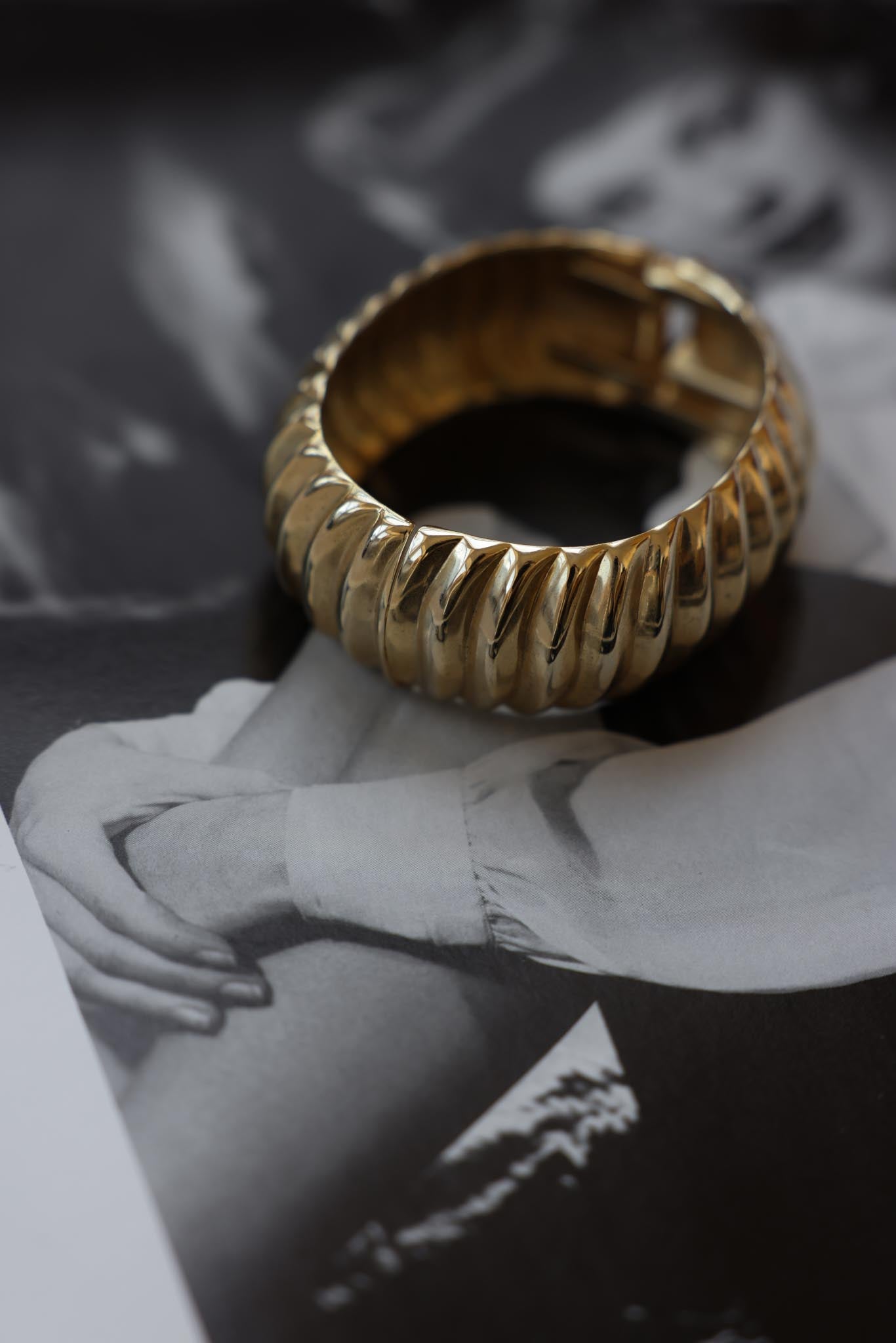 Ribbed Gold-Tone Bangle|Vintage Baazaar 