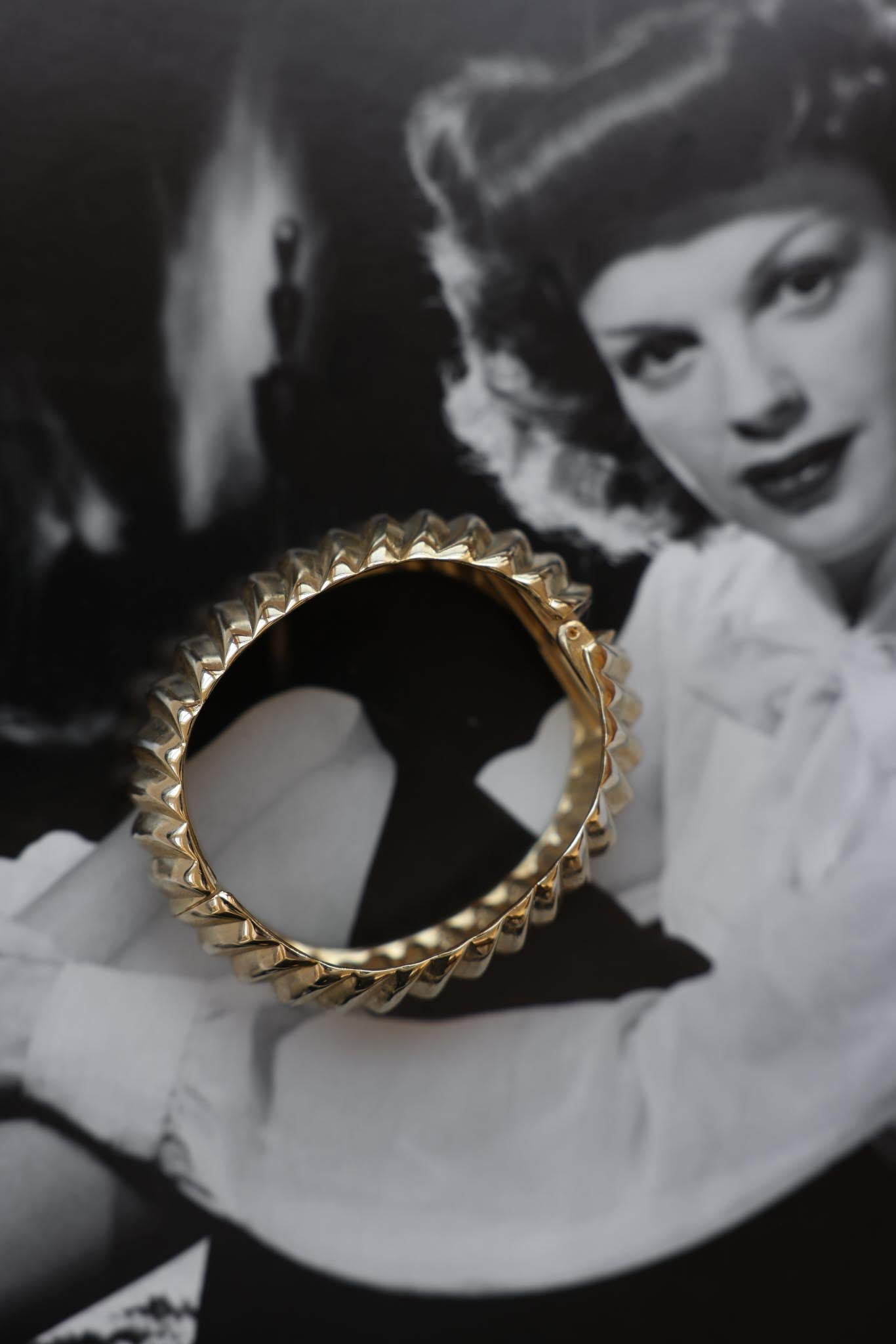 Ribbed Gold-Tone Bangle|Vintage Baazaar 