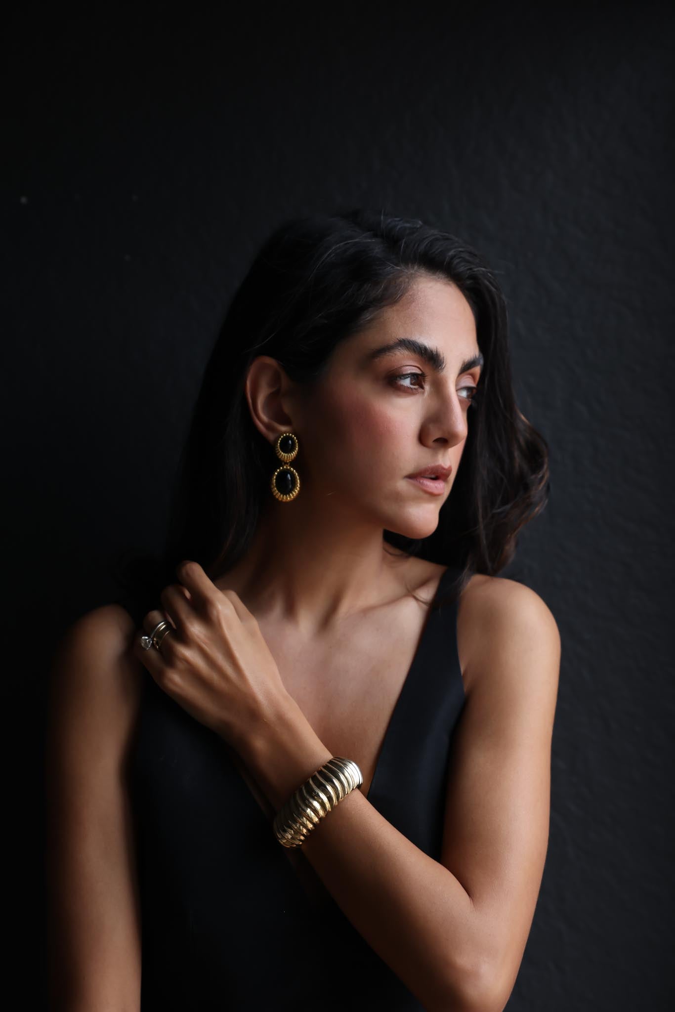 Ribbed Gold-Tone Bangle|Vintage Baazaar 