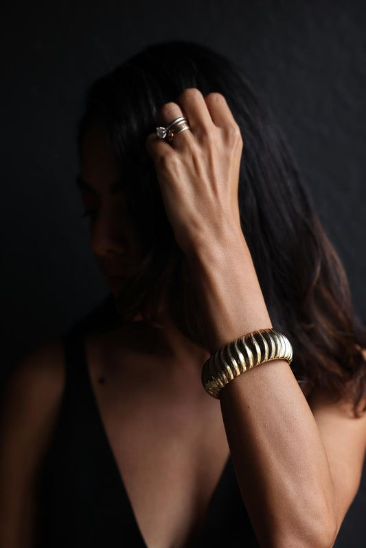 Ribbed Gold-Tone Bangle|Vintage Baazaar 