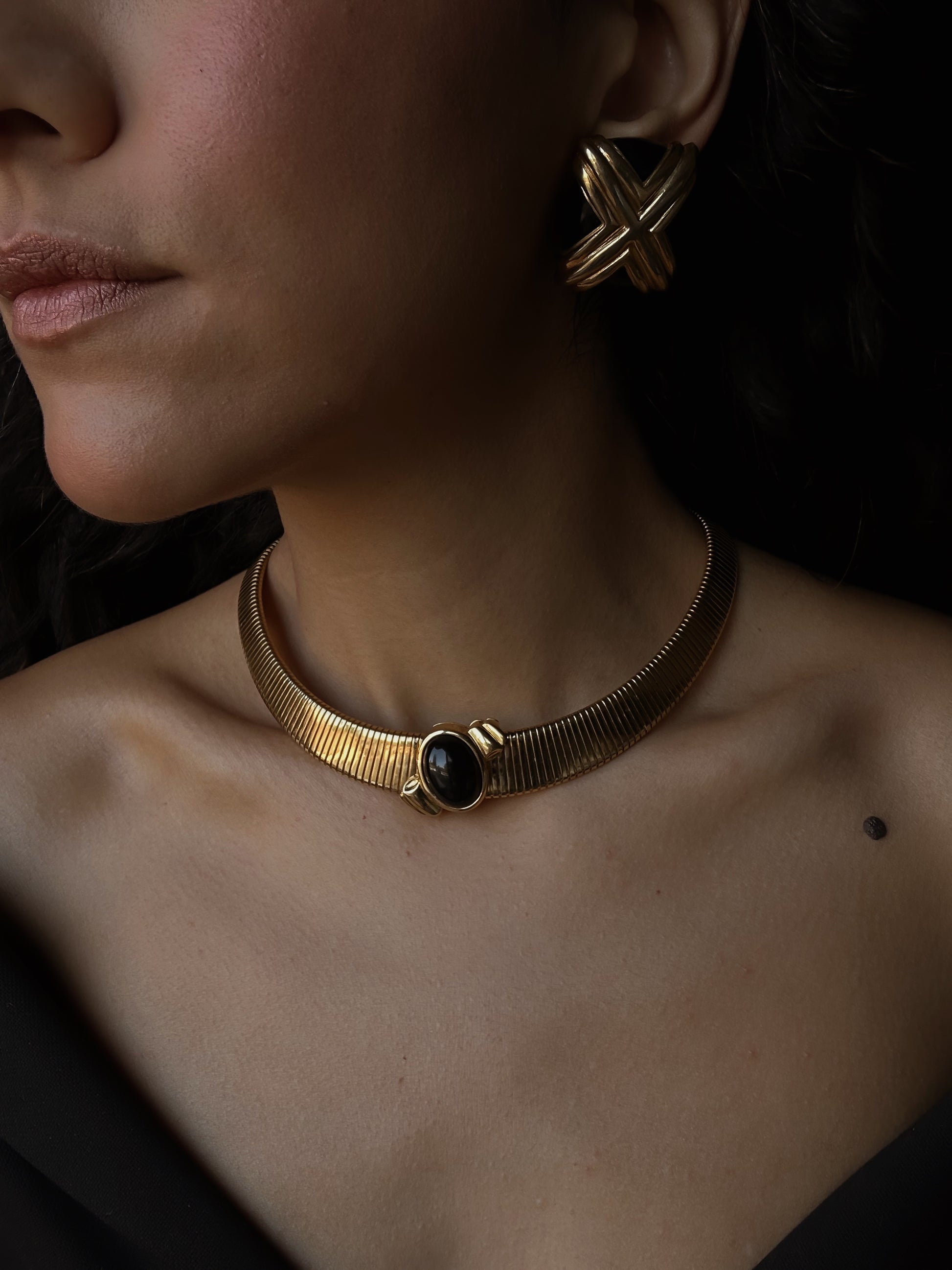 Monet Gold Tone Collar Necklace with black Gem|Vintage Baazaar 